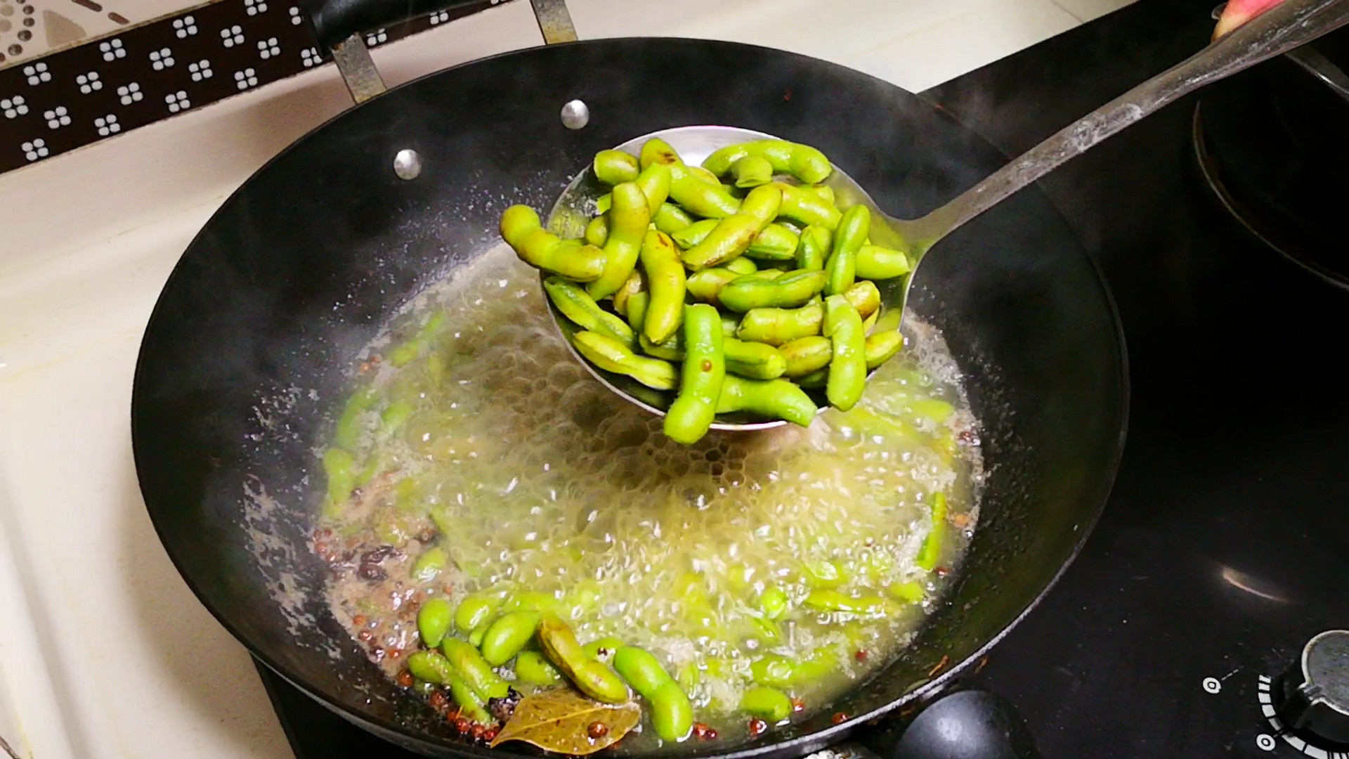 煮毛豆最忌直接下锅,煮毛豆的时候加什么不变黑