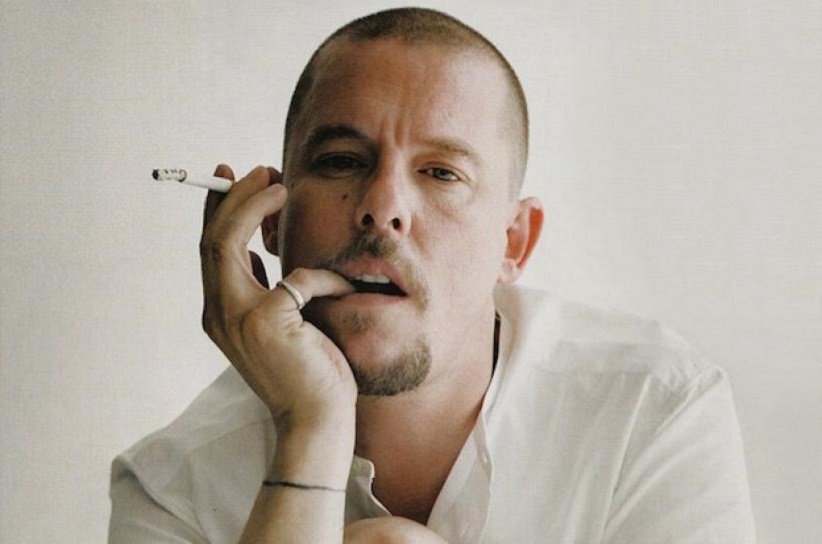 亚历山大麦昆小白鞋为什么很硬,亚历山大麦昆小白鞋亮晶晶