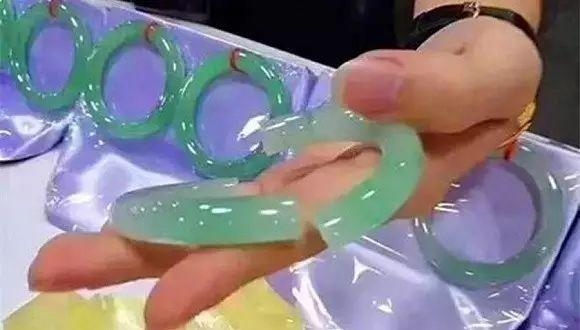 不小心打碎玉镯子24万什么连续剧,把戴了十几年的手镯打碎会不好吗