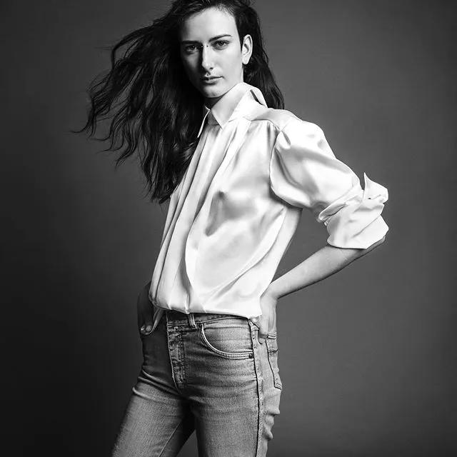 T恤穿腻了?想要时髦又遮肉,春夏白衬衫应该这么洗和这样穿