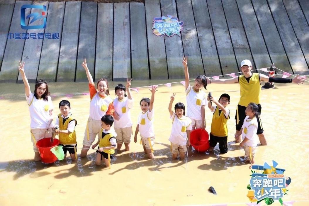 中国蓝电信电视创新青少年品牌运营“小跑男”“小记者”引发热议