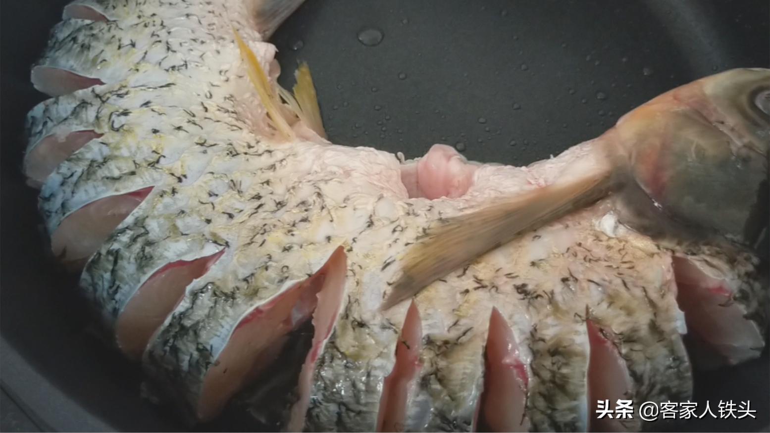 2条草鱼1块豆腐教你最好吃的做法,红烧草鱼头豆腐的做法大全家常