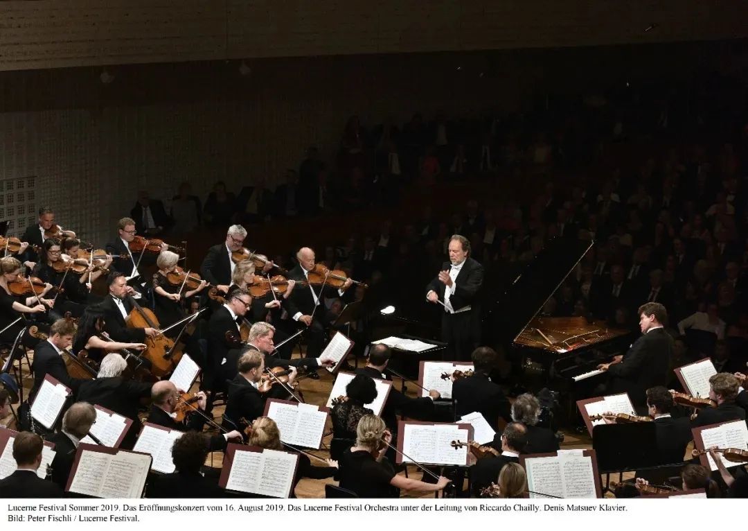 《文艺热搜榜》：张亮推出全套贝多芬唱片，龙美术馆60元看5个展