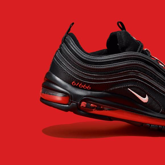 耐克为什么被骂上热搜,nike撒旦鞋里的血是真的吗