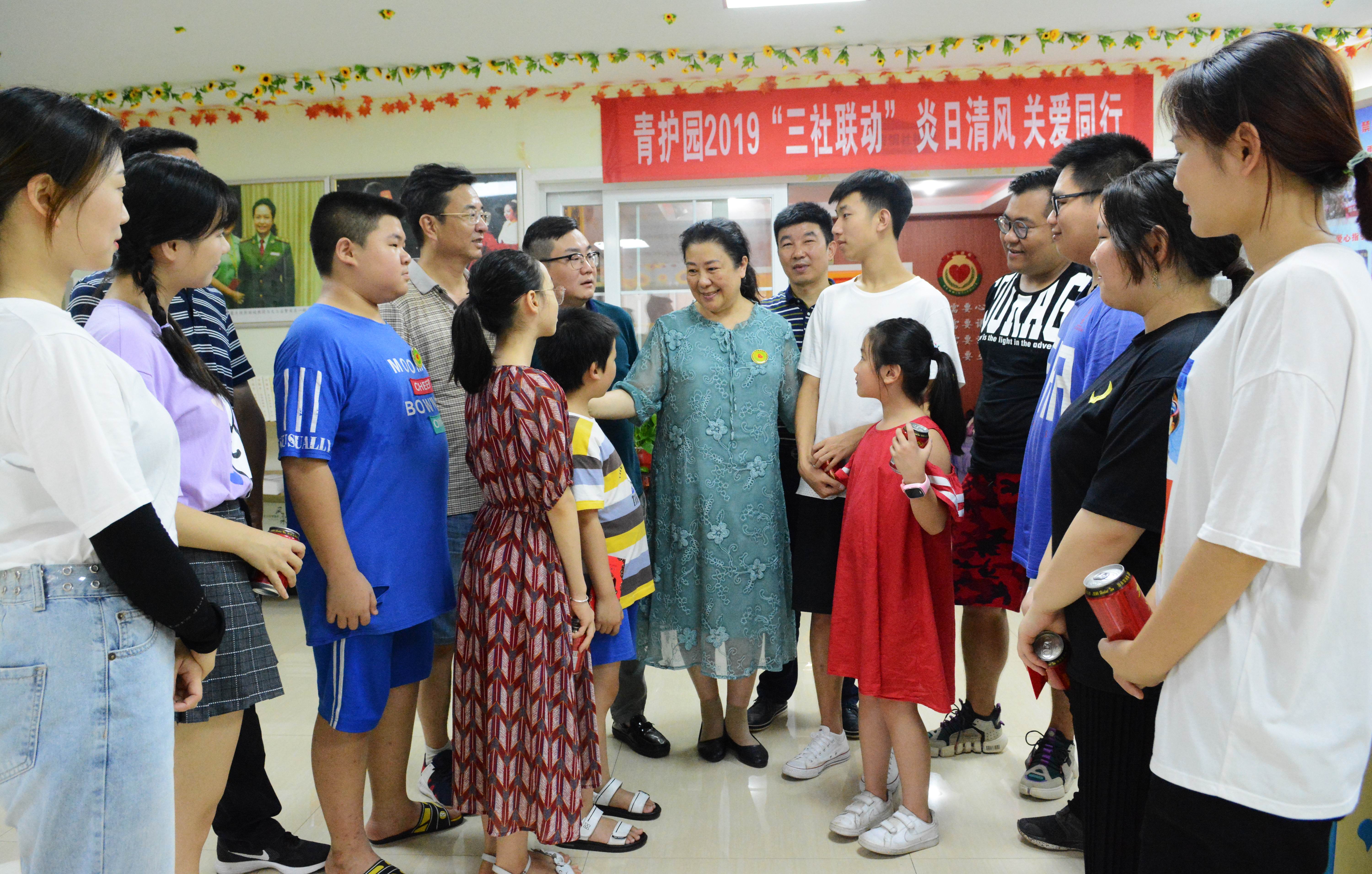 “孟妈妈青护园”志愿者向劳动者送凉爽