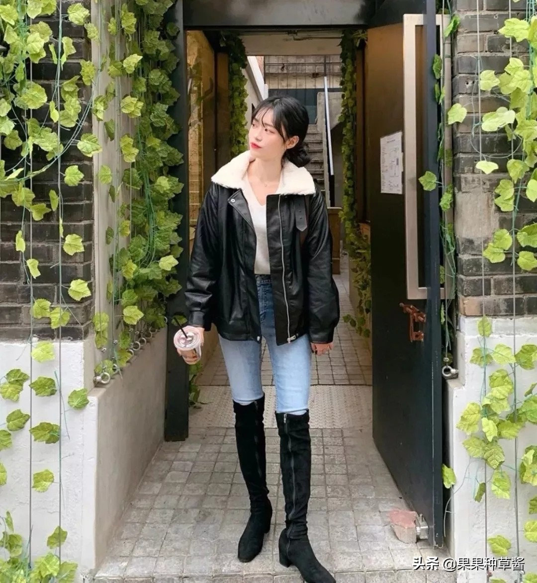 杨幂黑色字母袜王牌对王牌,杨幂格子衫高筒靴秀逆天长腿