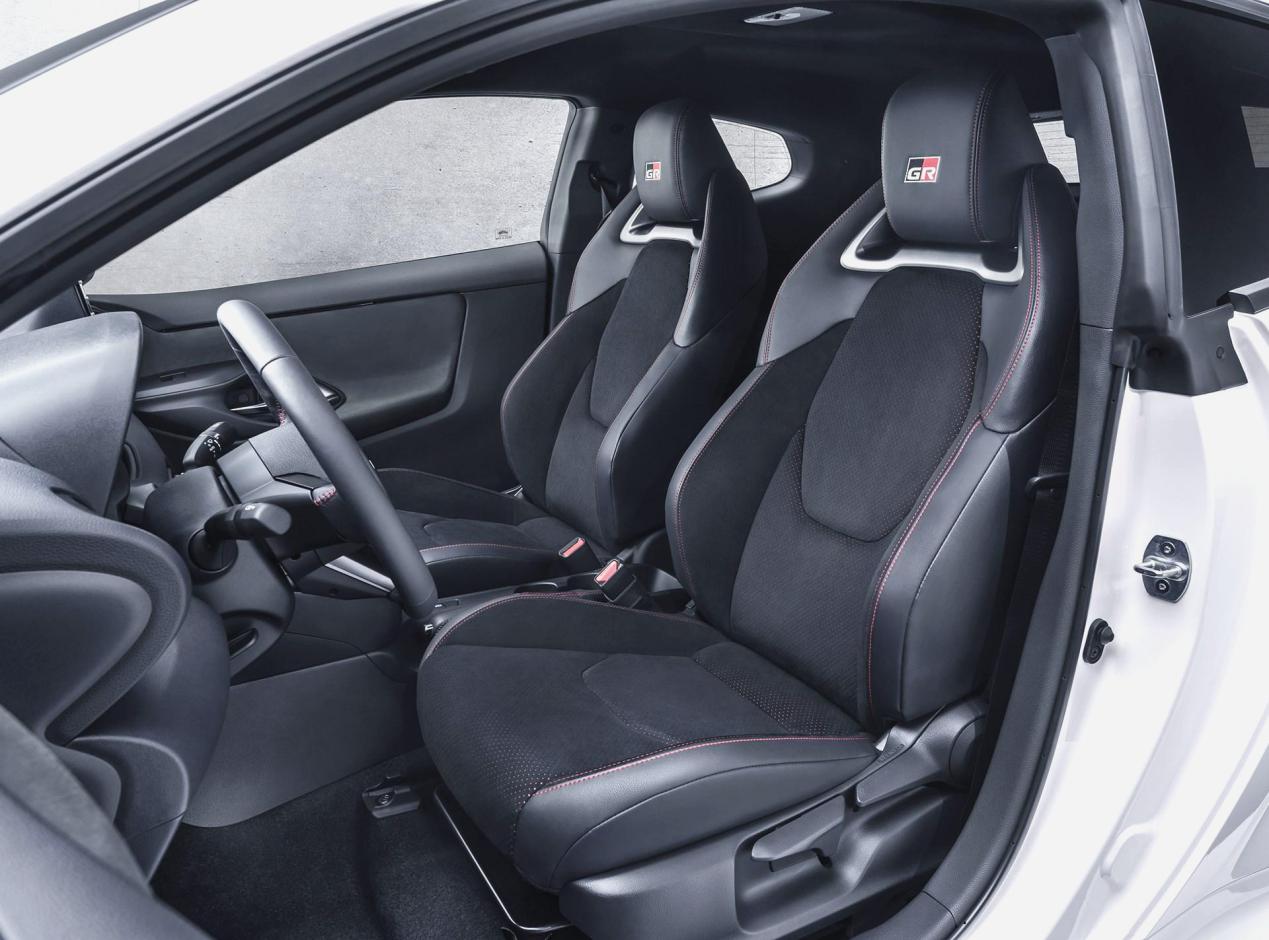 丰田雅力士对比飞度,丰田雅力士这款车的操作怎么样呢