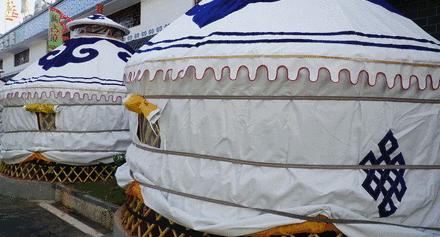 可以吃烧烤烤全羊的地方,有篝火烤全羊的地方