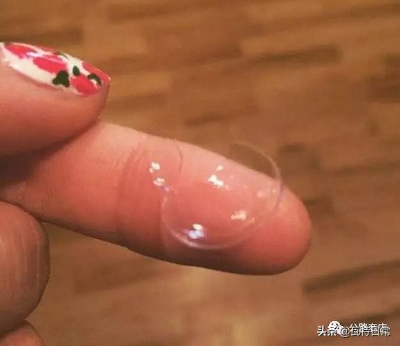 都别动！我掉了一只隐形眼镜
