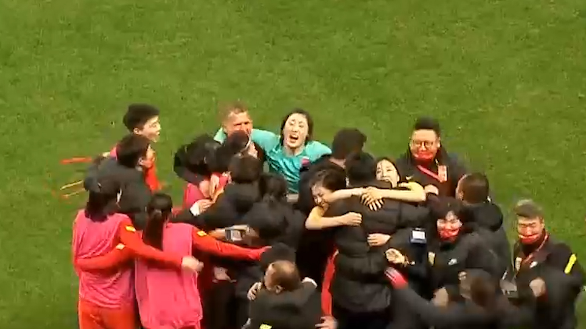 岳云鹏向男足道歉，高峰被国安粉丝堵，女足胜利后德云社争议不断