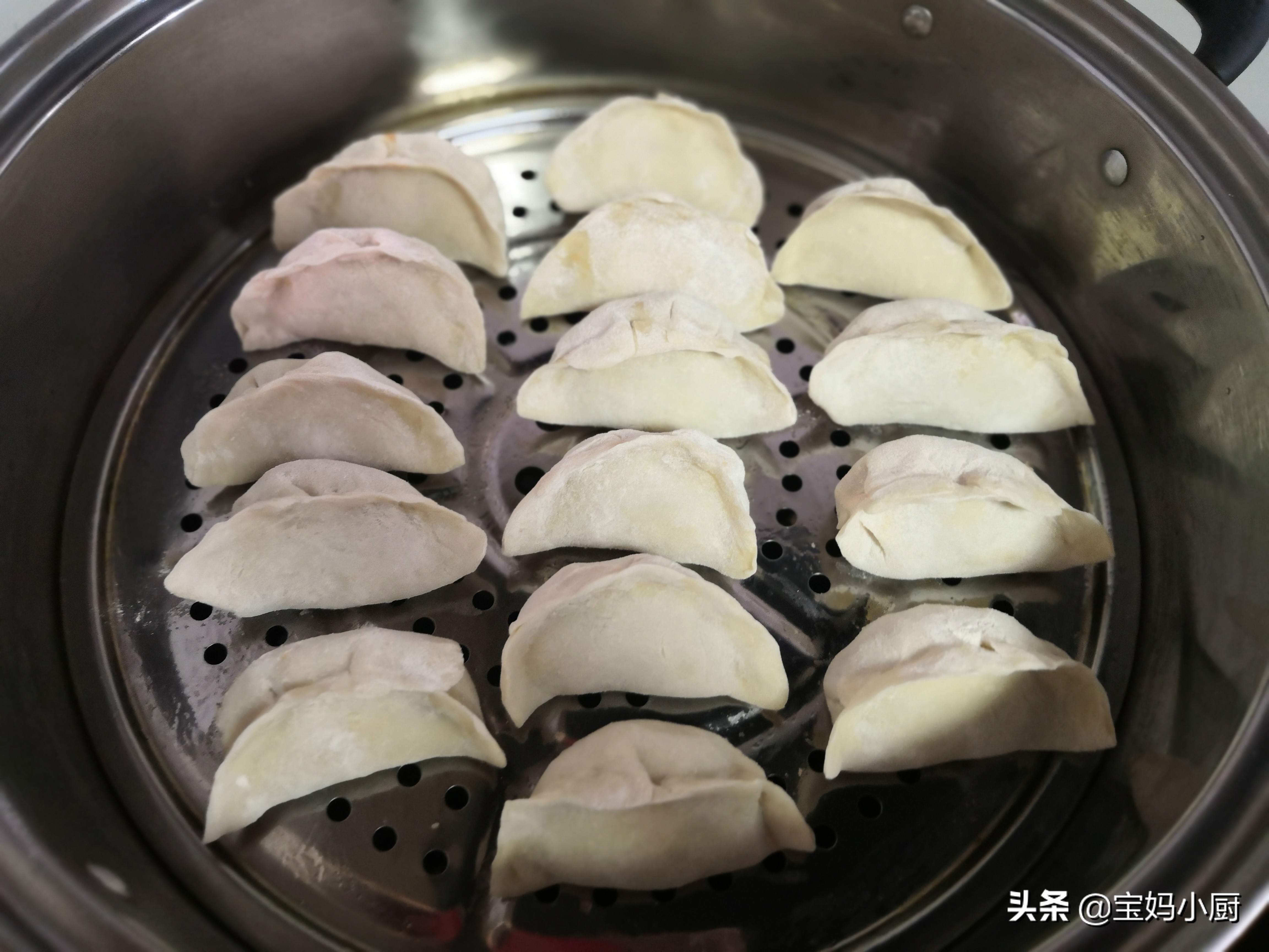 蒸饺皮硬，是你和面的水没用对，照着做，软乎乎，放一天都不硬