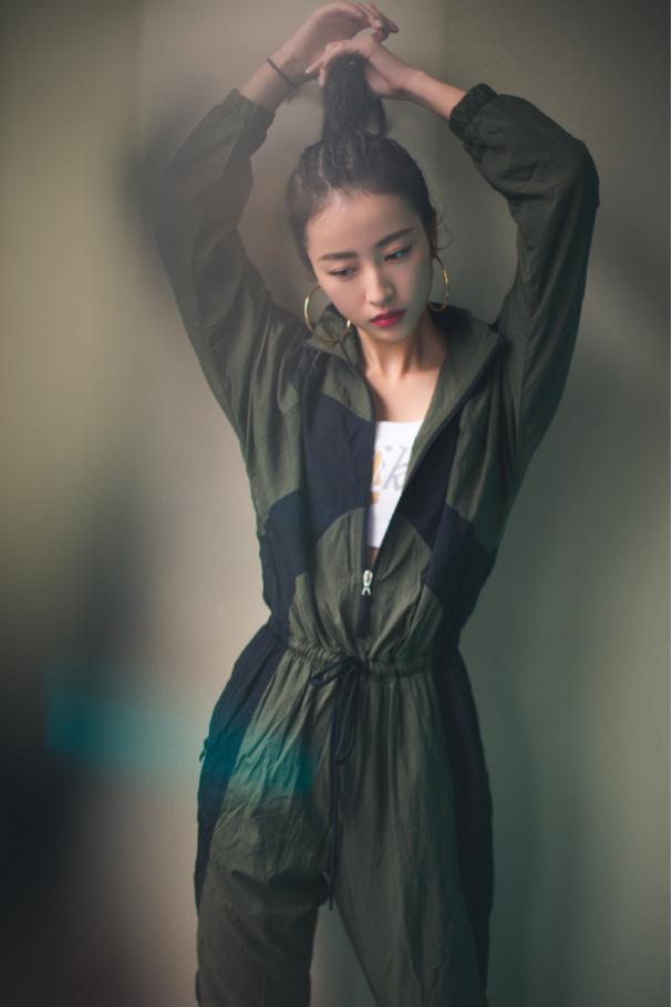 冬季穿一身白超时髦，和周雨彤学习白色服饰搭配，清纯又显白