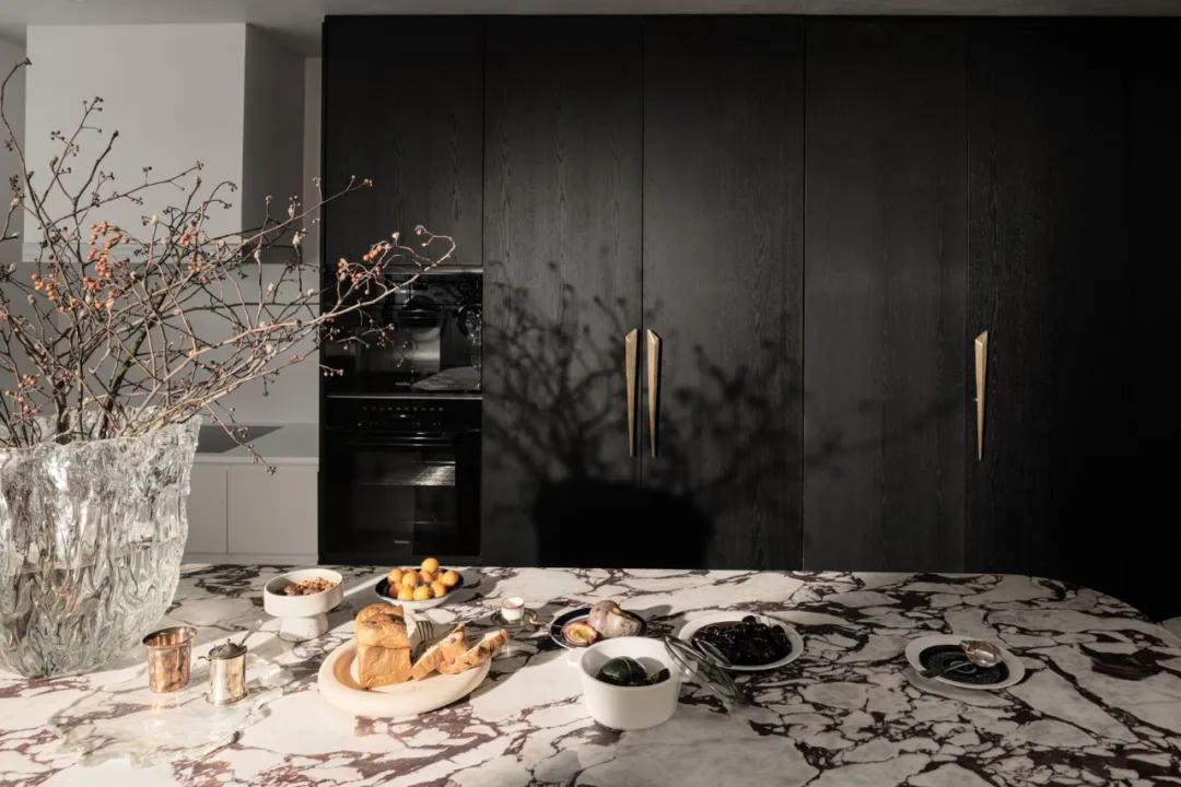 她从欧洲背回月球灯，“明明如月，何时可掇”，把家变成了艺术馆