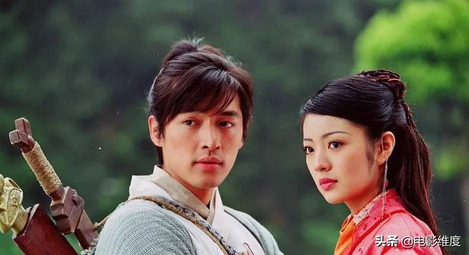 39岁安以轩近照，造型百变可甜可盐，这哪是刚生完孩子的辣妈啊？