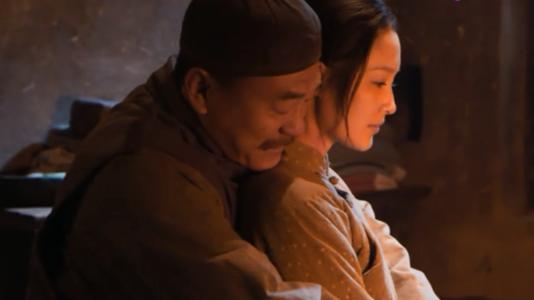 《白鹿原》：田小娥被当众扒开裤子，撕开的是封建礼教的丑陋