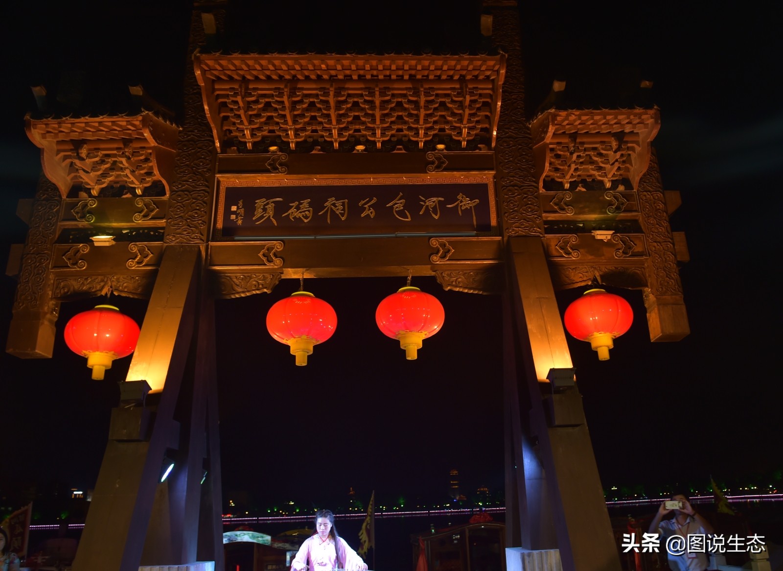 华灯初上，开封香飘夜空，叫卖声、欢笑声构成夜市版的清明上河图