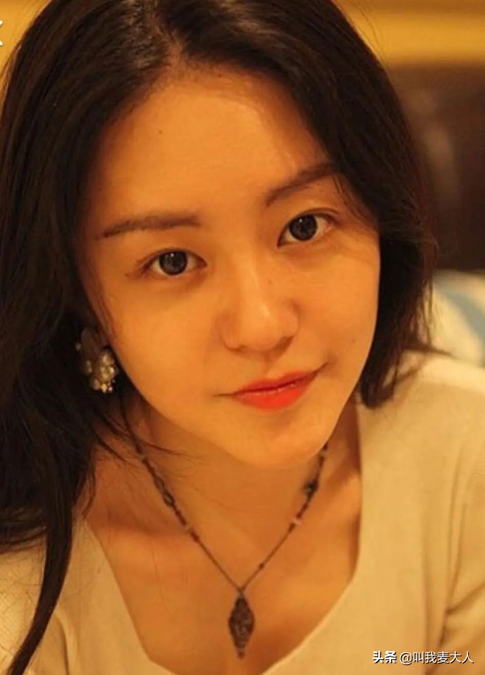 情路坎坷撒贝宁：经5段恋情，初恋比章子怡好看，洋媳妇身价上亿