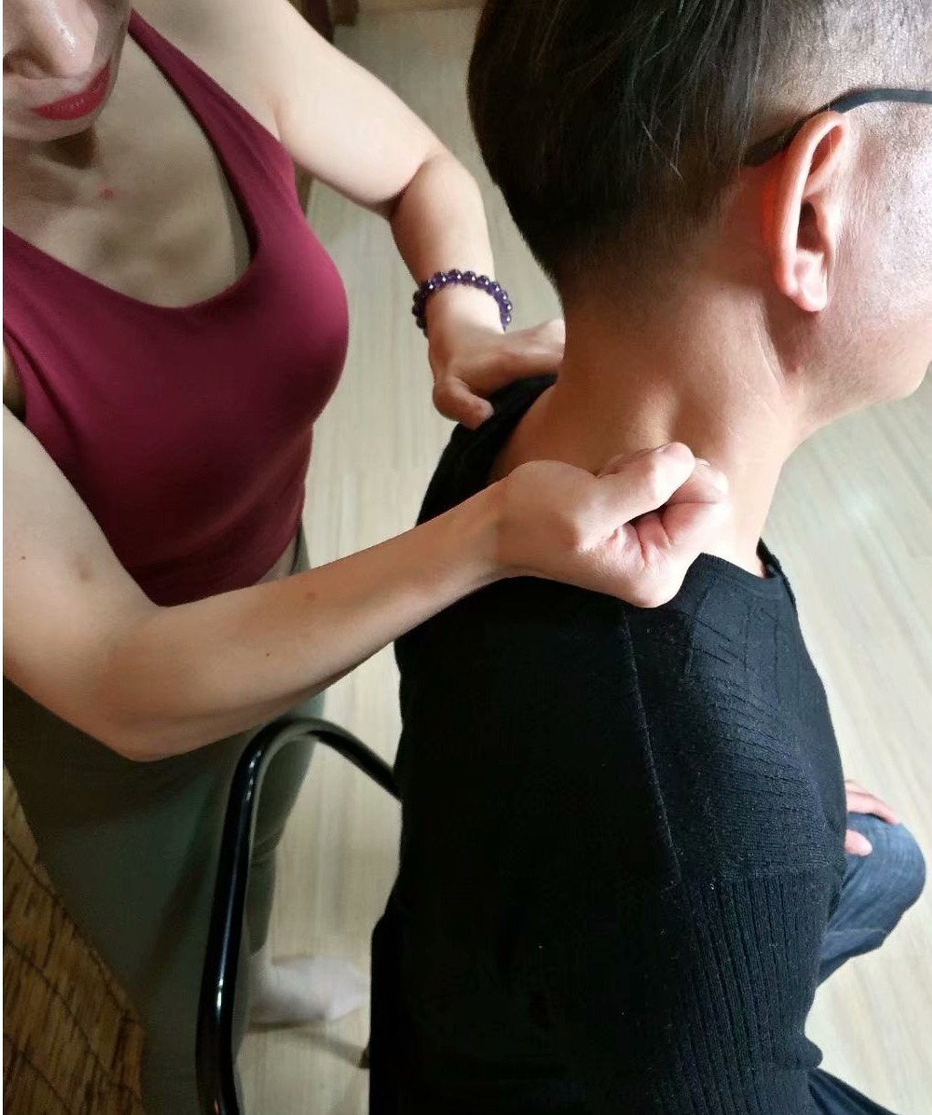 脖子后面颈椎有个鼓包怎么办,颈椎大包怎样通过锻炼来恢复