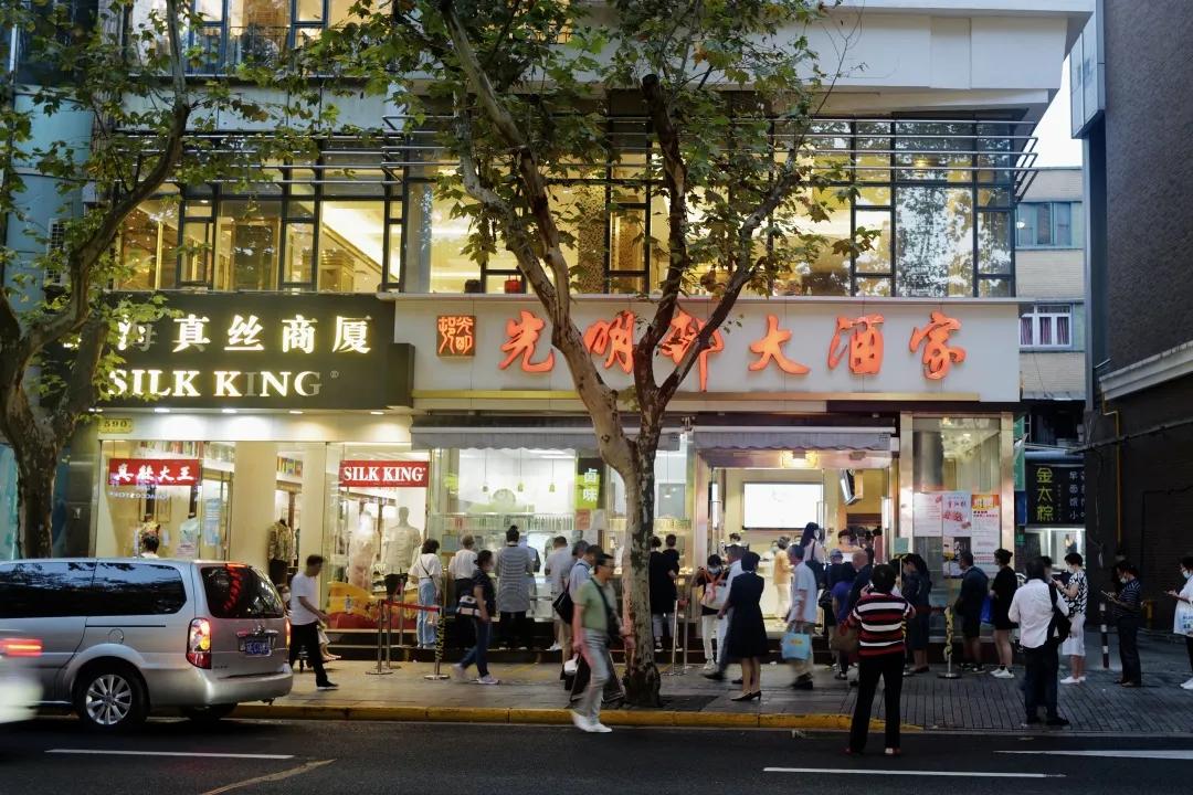 别争了,这条马路才是魔都内卷之王