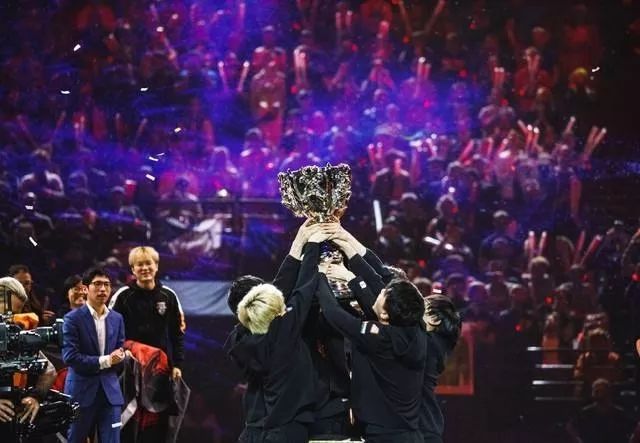 fpx爆冷战胜lng第三局,fpx首战17分钟赢比赛创造lpl纪录