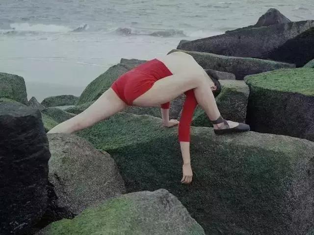 2018年冬季最流行的颜色，“红梨色”显得尤为突出，呼声很高