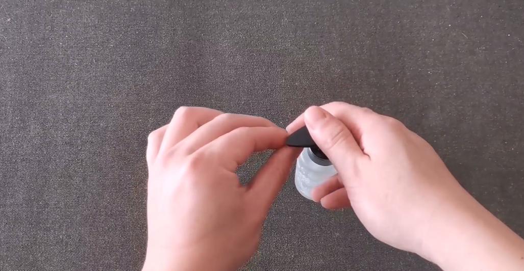 两根手指被502胶水粘到了该怎么弄,502胶水粘到手指硬化怎么清除