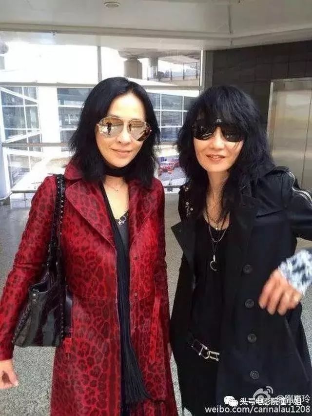 刘嘉玲54岁：经历富商绯闻和裸照风波，不生娃，靠8个字撑到今天