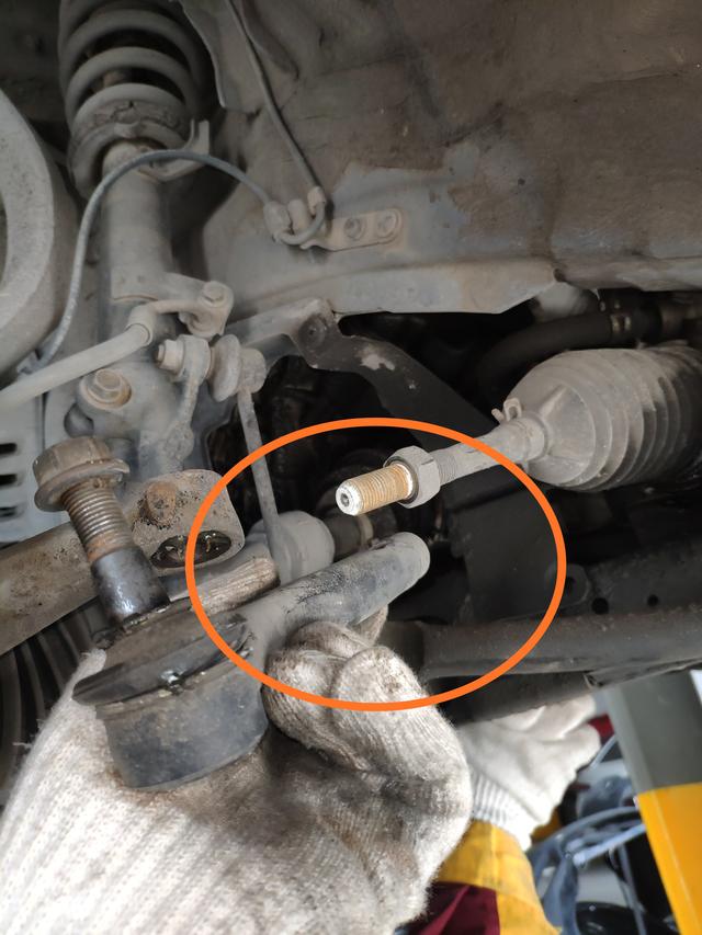 马6换完后减震还是咯噔响,马6上摆臂减震器怎么拆