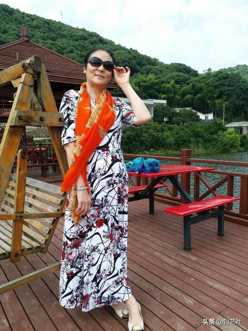 大妈旅游拍照姿势大全高级感,中国大妈旅游团拍照