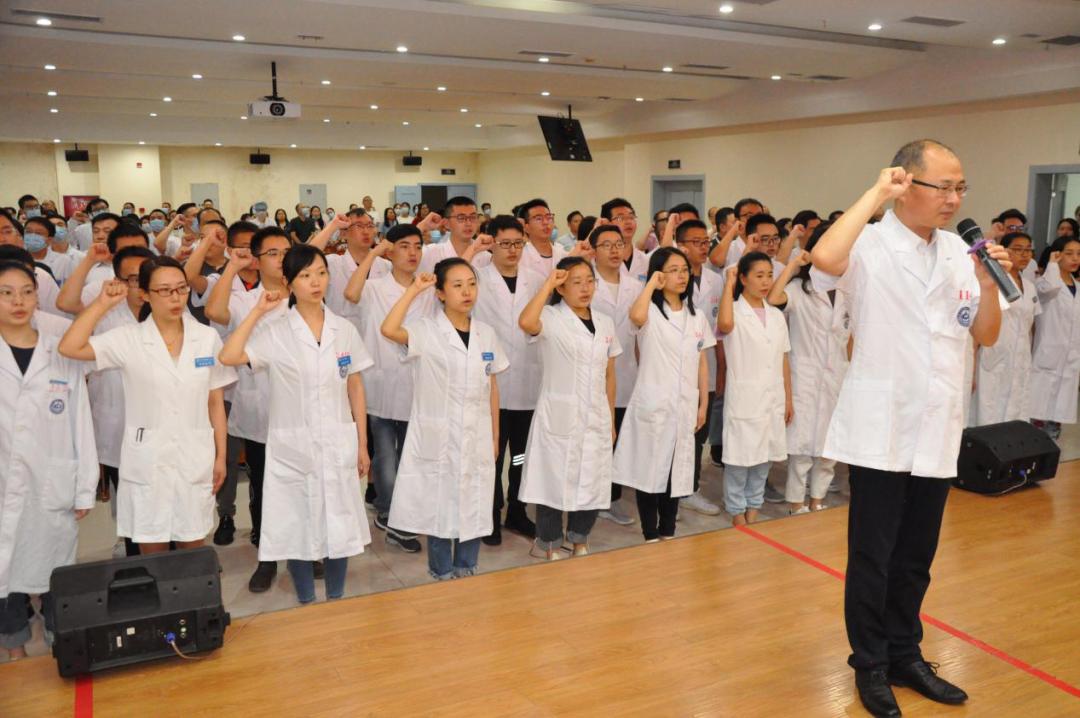 弘扬抗疫精神同心共抗疫情,医师节弘扬抗疫精神护佑人民健康