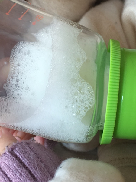 蓝臻一段奶粉冲下来有好多泡沫,泡奶粉有泡沫好还是没有泡沫好