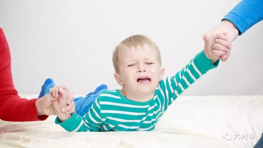 不敢在马桶上厕所怎么办,怎么让孩子在马桶里拉屎