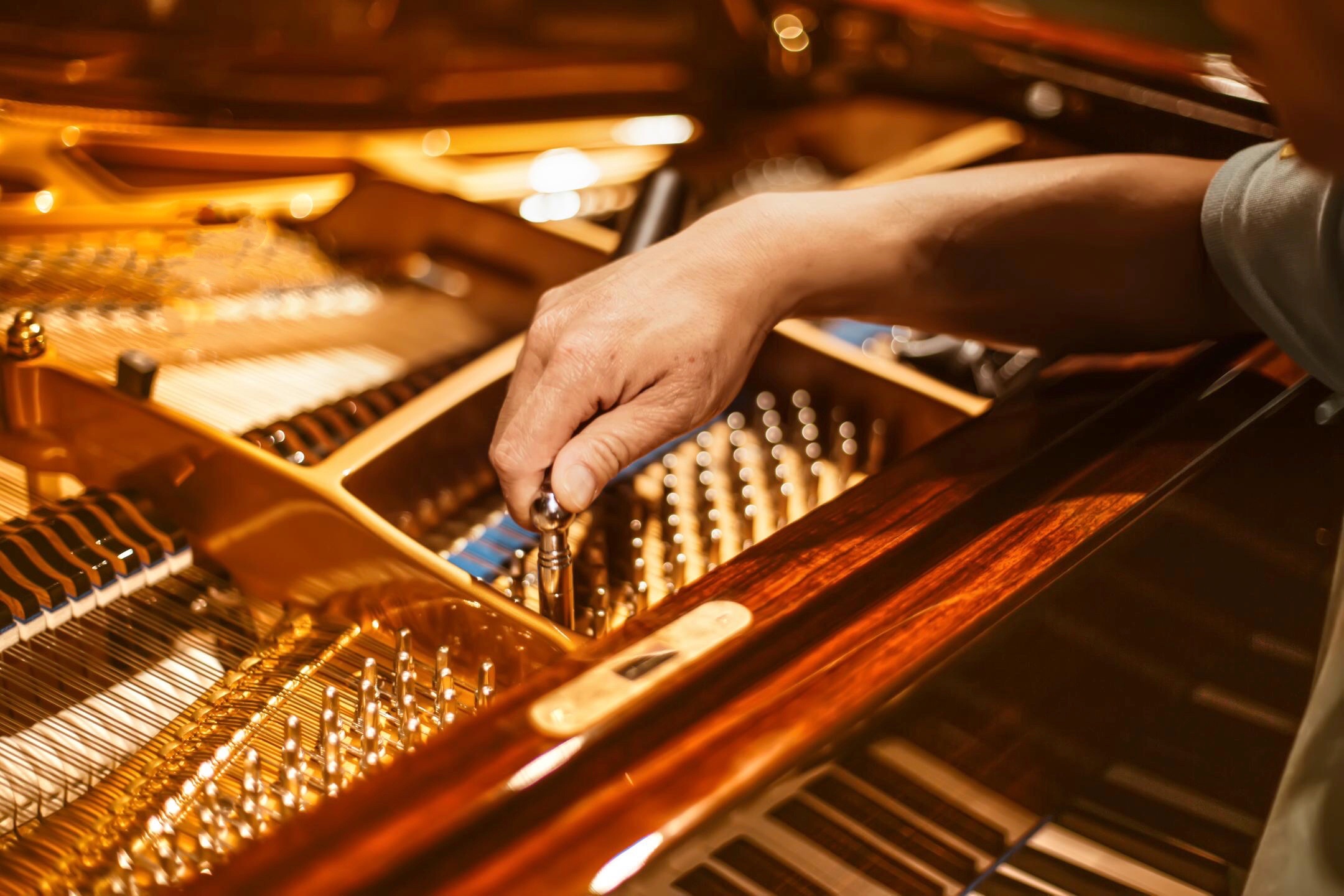 钢琴调音师是怎样的职业，月入过万能轻松吗？