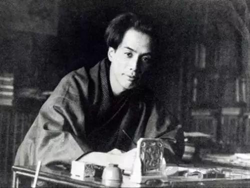 芥川龙之介受谁的褒奖步入文坛,芥川龙之介作品傻子的一生解析