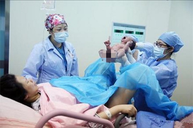 孕妈二胎发动来不及就医，男医生在家里用嘴吸出羊水，引网友点赞