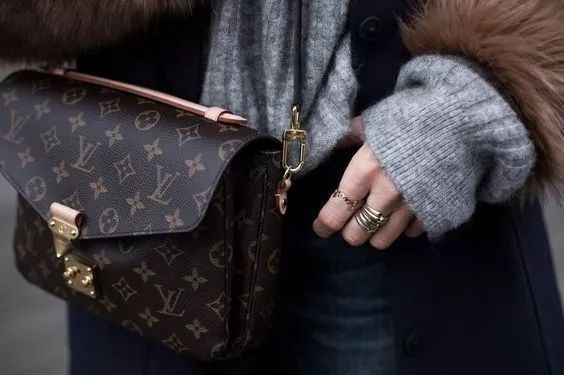 lv和chanelysl (ysl niki与lv邮差包哪个值得入手)