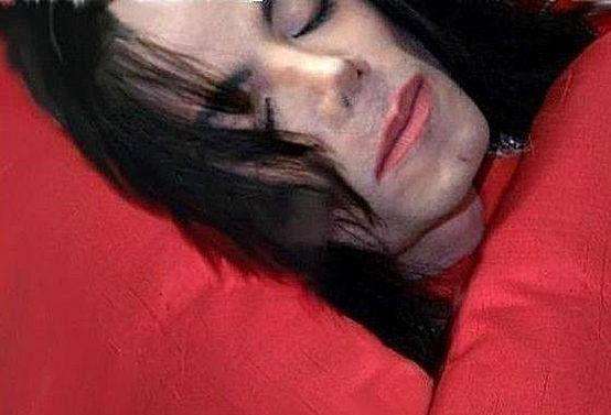 2009年，因父亲杰克逊去世遭受“非议”的帕里斯，今22岁卷土重来