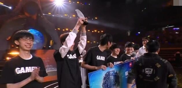 继IG后,hero久竞驻比心APP招募青训:路人中有很多潜力新人!