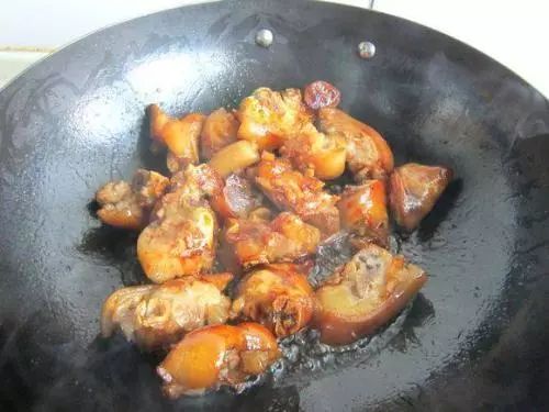 冰糖炒糖色好还是白糖炒糖色好,炒糖色用红糖好还是冰糖好