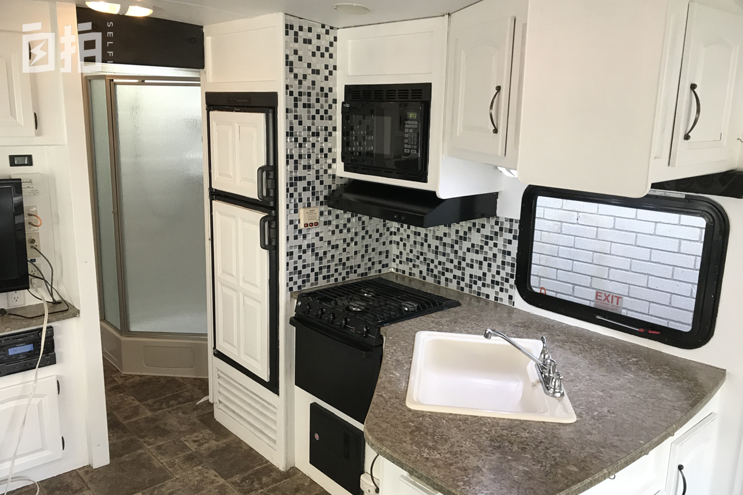 东北女大学生留学加拿大开挖掘机,在加拿大开挖掘机