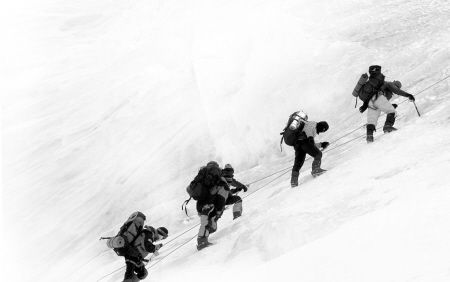 珠穆朗玛峰峰顶是属于哪个国家,珠穆朗玛峰峰顶现在是多少米