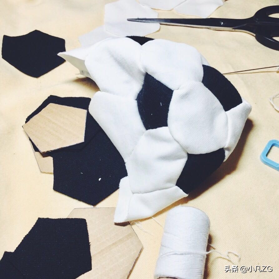 废旧材料制作足球元素衣服幼儿园,废旧衣物制作足球视频