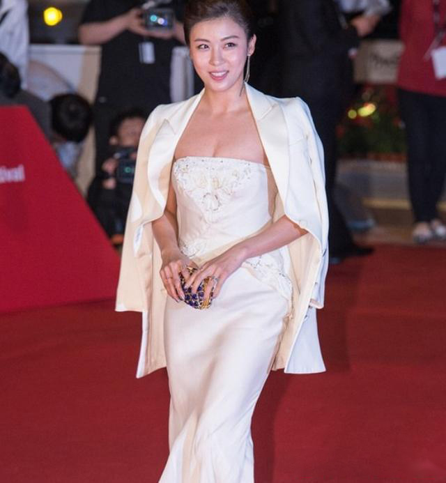 河智苑黑色开叉裙,河智苑礼服秀完整版