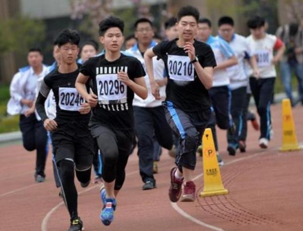 体育跑步怎么跑最快而不累100米,体育老师教正确的跑步姿势