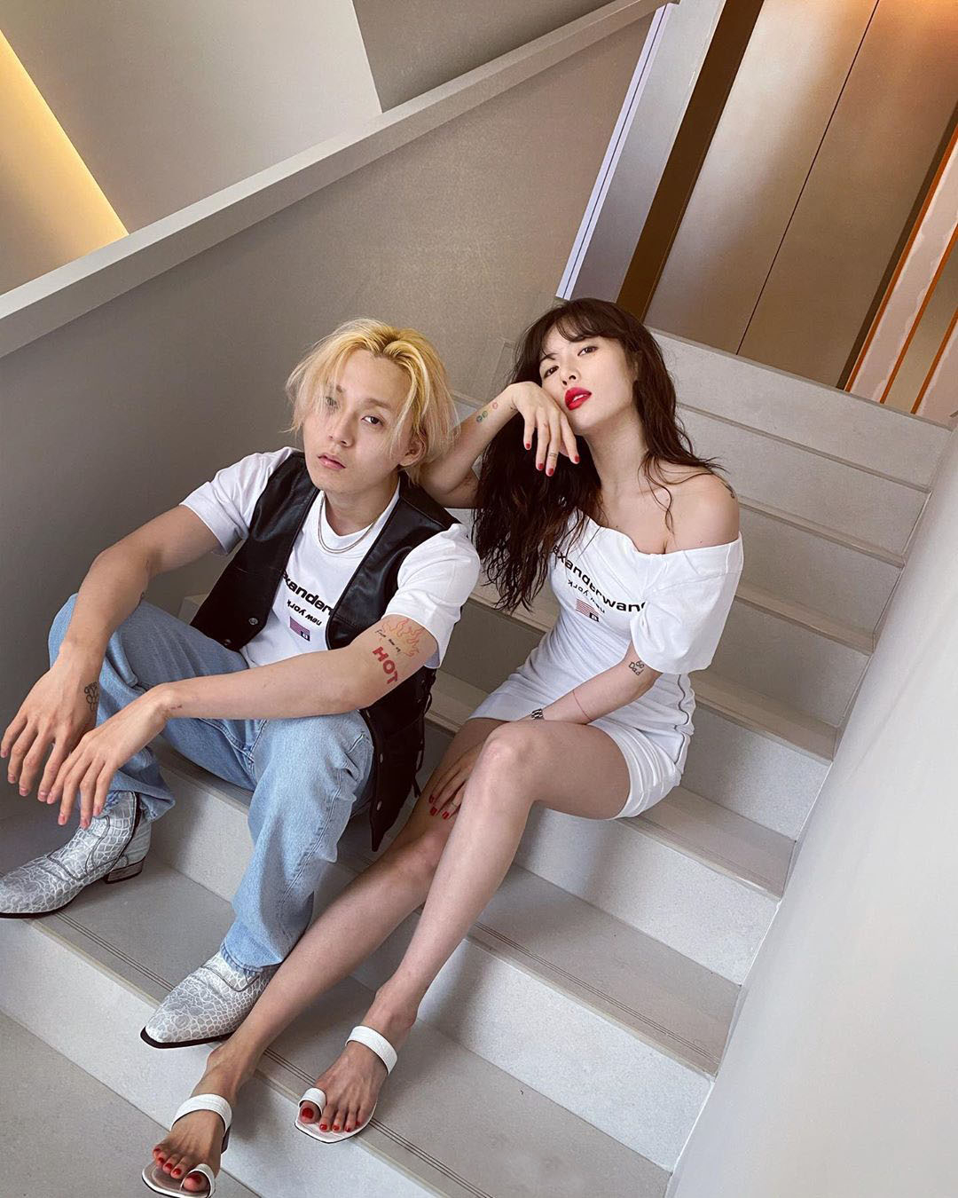 金泫雅和男朋友情侣装造型，想当街亲泫雅？果然韩国“狗粮”更香