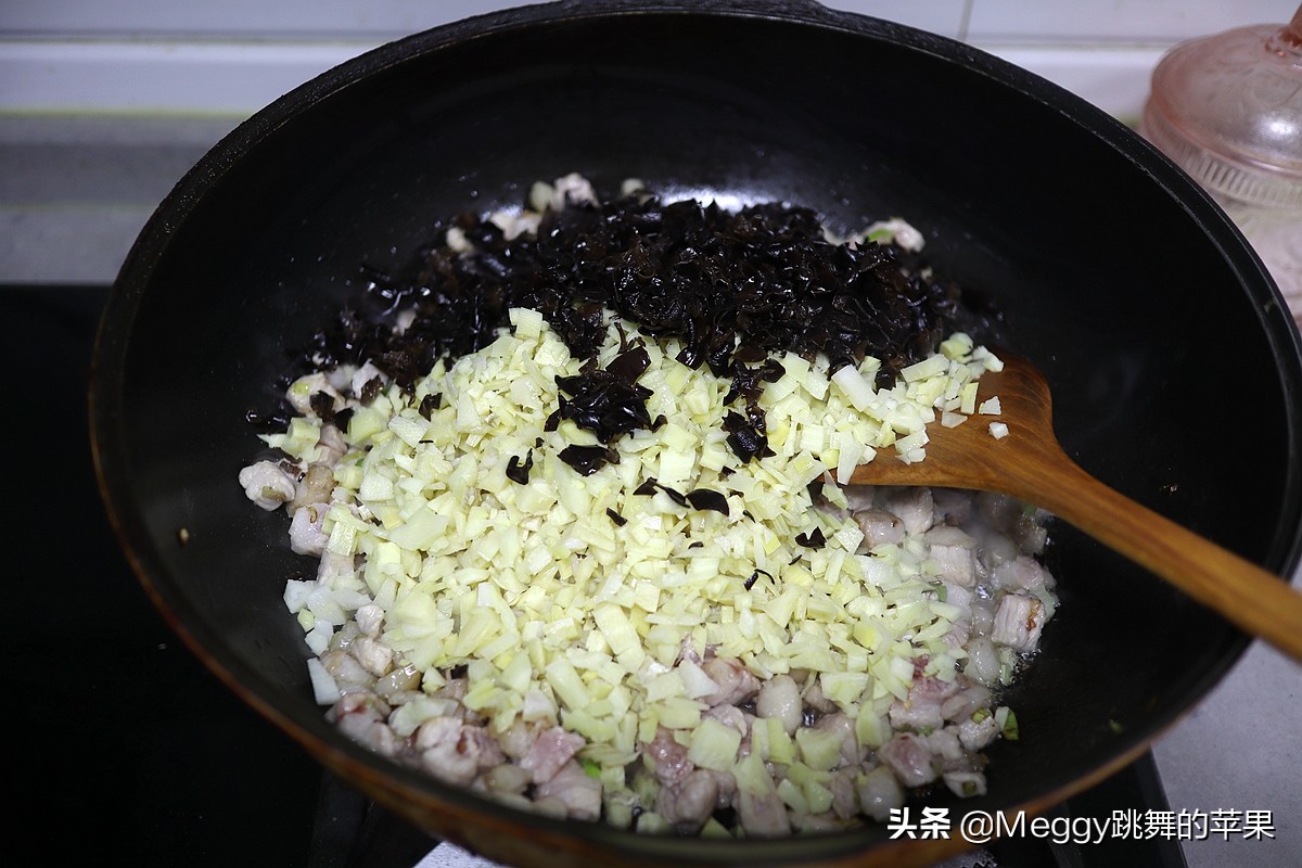 春天必吃的春笋酱肉包子，一锅16个全进肚了，抹抹嘴还没解馋