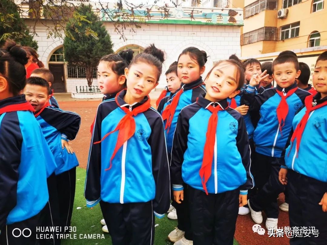 寒意袭人，红小娃却把口号声喊得震天响！