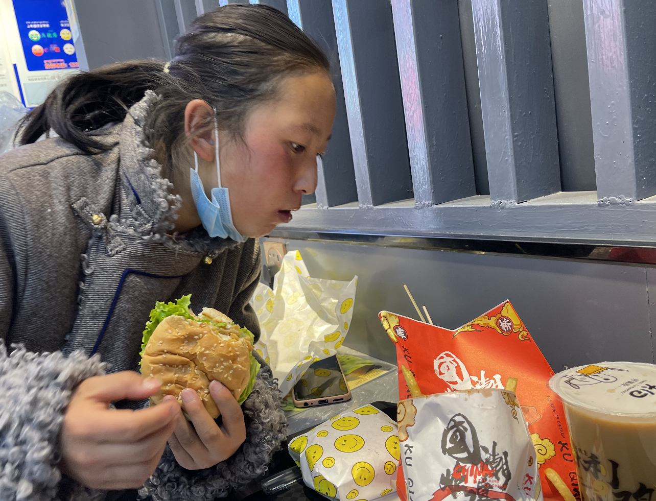 游1300年历史大昭寺，遇17岁无证导游，她说已做了四年讲解