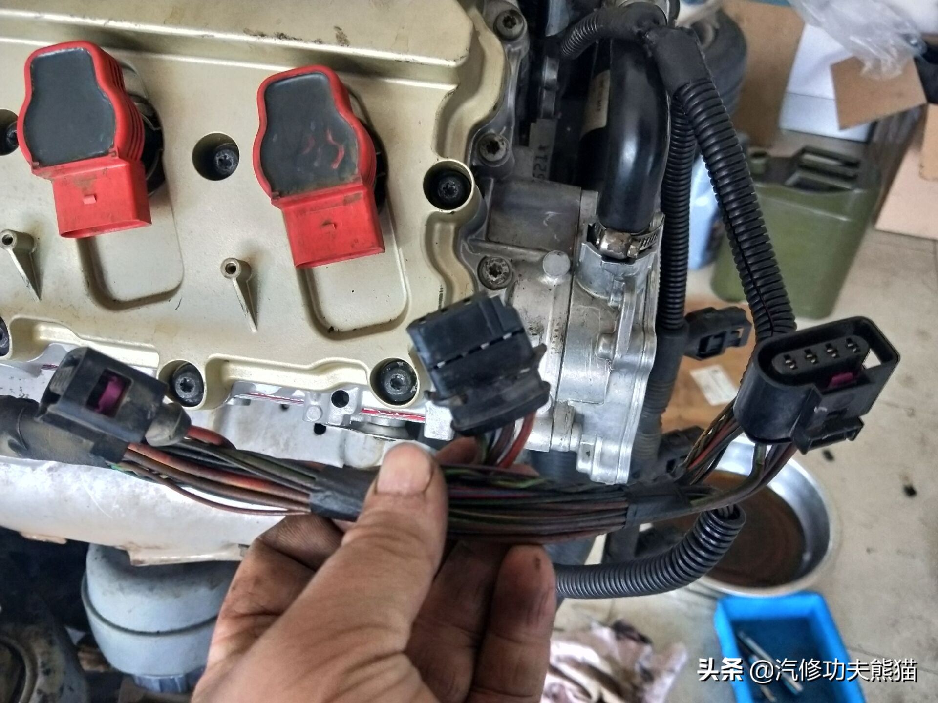 16款奥迪a6l2.5自吸发动机漏油,奥迪a6l2.4免拆烧机油处理靠谱吗