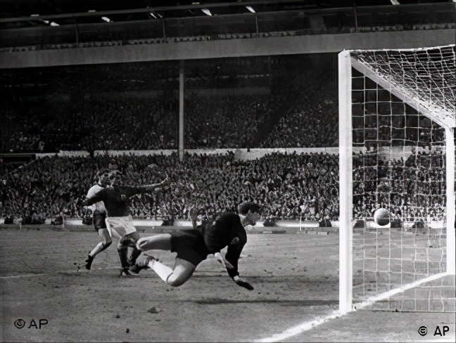 04年欧洲杯最经典战役英葡大战,2022年欧洲杯英德大战穆勒单刀